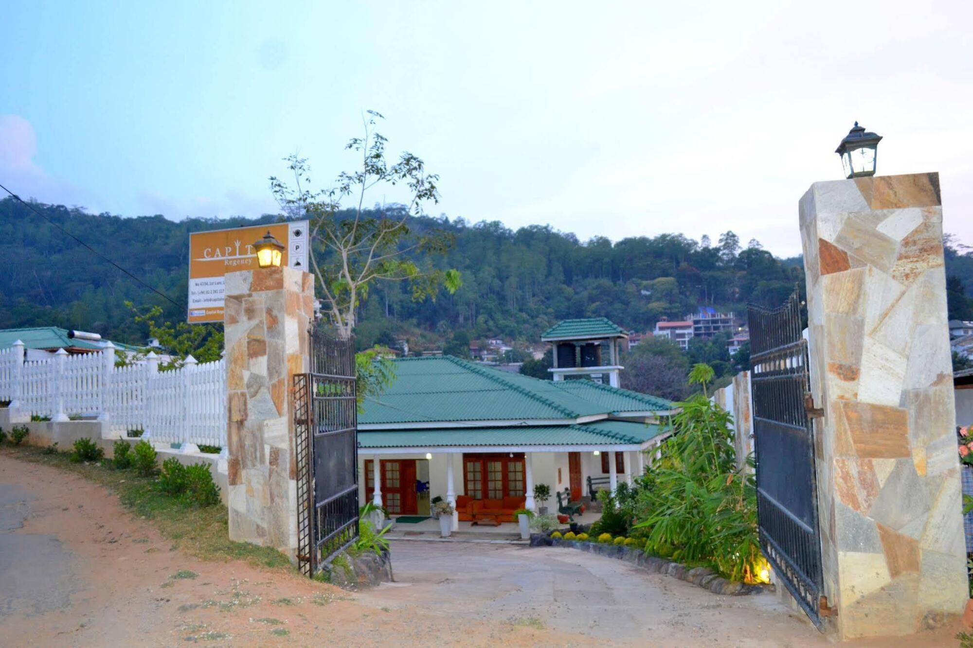 Hotel Capital Regency Kandy Exterior foto